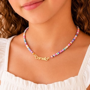 Set di collana e braccialetto personalizzati con nome per bambini, con perline colorate in argilla polimerica.