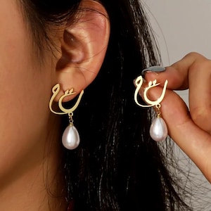Pendientes de perla con inicial árabe personalizados, pendientes de botón personalizados para mujer, perla de agua dulce, joyería islámica, regalo de Eid, regalo de dama de honor