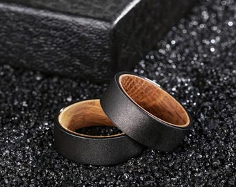Anillo de tungsteno negro con forma de barril de whisky: alianza de boda para hombre con acabado arenado