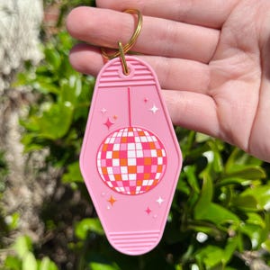 Custom Initial Retro Motel Keychain, Disco 70&#39;s Theme Keychain, Pink Keychain,  Trendy Hotel Keychain, Cute Keychain, Personalized Keychain