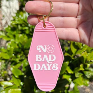 Custom Initial Retro Motel Keychain, Smiley Face Keychain, Pink Keychain,  Trendy Hotel Keychain, Cute Keychain, Personalized Keychain