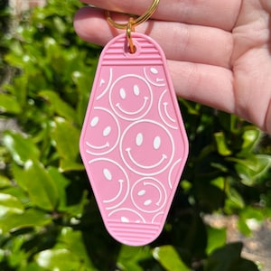Custom Initial Retro Motel Keychain, Smiley Face Keychain, Pink Keychain,  Trendy Hotel Keychain, Cute Keychain, Personalized Keychain