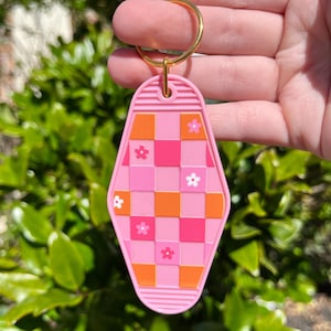 Custom Initial Retro Motel Keychain, 70&#39;s Checkered Keychain, Pink Keychain,  Trendy Hotel Keychain, Cute Keychain, Personalized Keychain