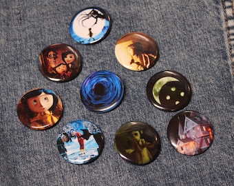 Coraline Button Pins, Coraline Themed Birthday Party, Coraline Party Favors, Halloween Gifts, Backpack Pins, Halloween Merch, Halloween Pins