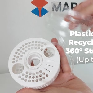 Op de afbeelding: Een witte plastic fles recycling tool met een 360° strip roller ontwerp. De tool heeft een cirkelvorm met meerdere gaten. De tekst op de afbeelding luidt "Plastic Bottle Recycling Tool 360° Strip Roller (Up to 10L)".
