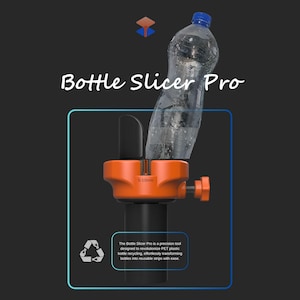 Könnte beinhalten: Ein orange-schwarzes Plastik-Flaschenschneider-Werkzeug mit einer durchsichtigen Plastikwasserflasche, die eingesetzt ist. Das Werkzeug hat einen 5-10 mm Einstellknopf und den Text "The Bottle Slicer Pro is a precision tool designed to revolutionize PET plastic bottle recycling, effortlessly transforming bottles into reusable strips with ease."