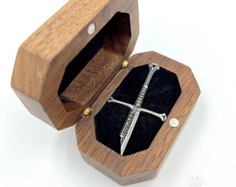 Broche de espada rota LotR Narsil Aragorn Insignia del Señor de los Anillos + Caja de madera de nogal