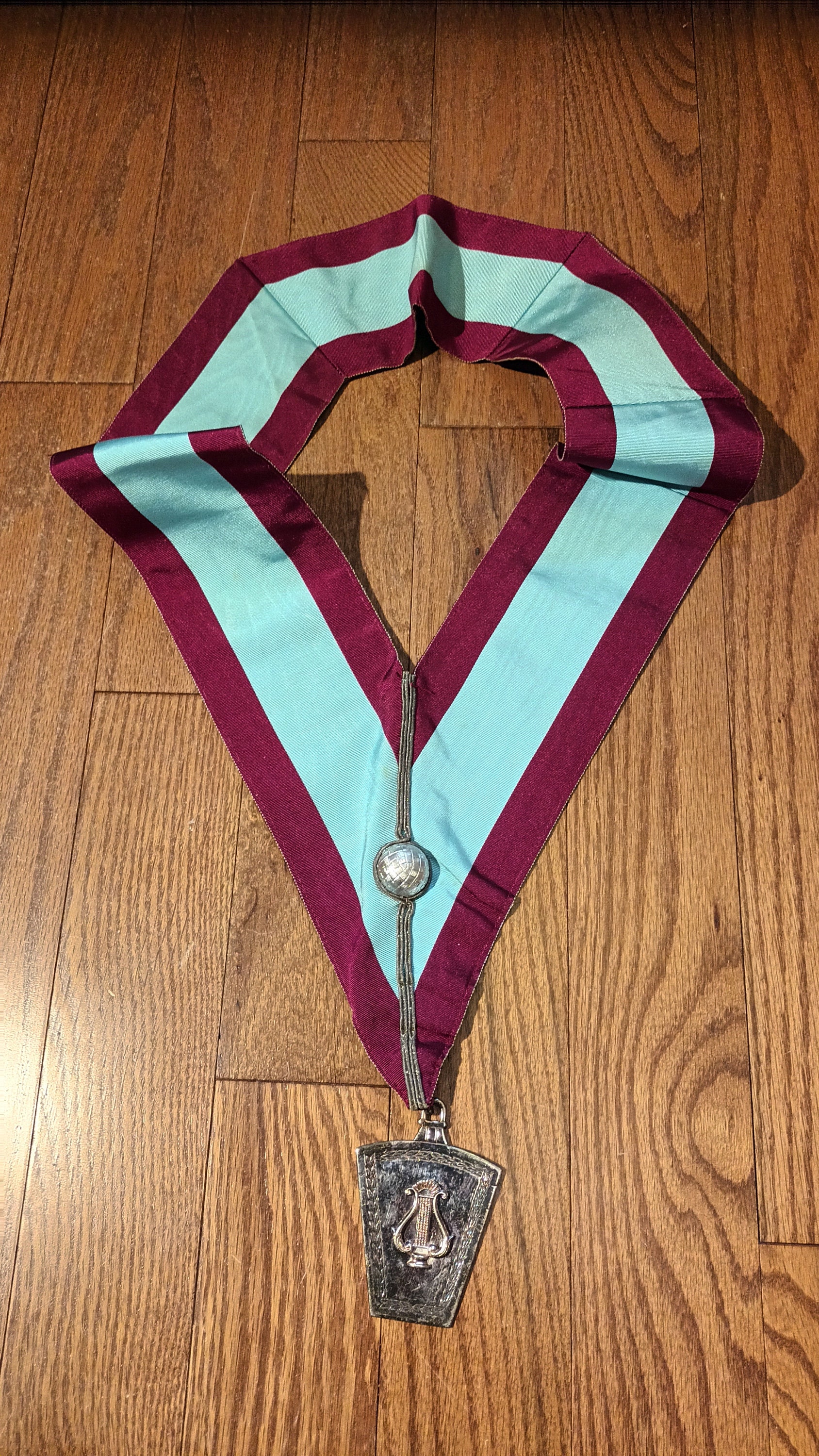 Eine 18 Karat Gold Markenzeichen Auf Eine Freimaurerische Past Master-Medaille Juwel