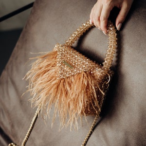 Champagnerfarbene Kristalltasche, Straußenfederhandtasche, Elegante Statement-Tasche, Abendtasche, Kupplung für besondere Anlässe, Glänzende Tasche