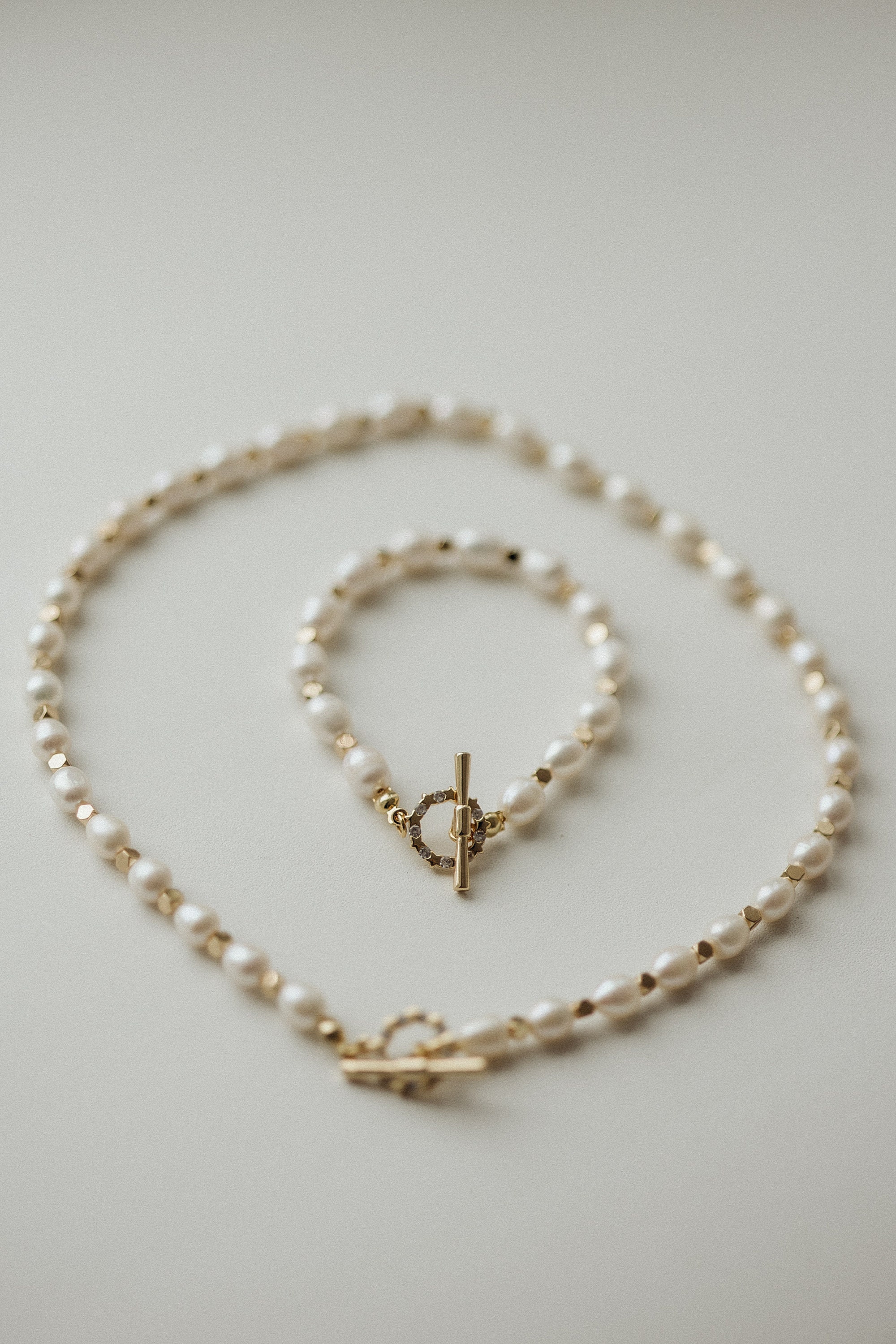 Elegant Natural Pearl Choker Necklace With Gold Toggle Clasp