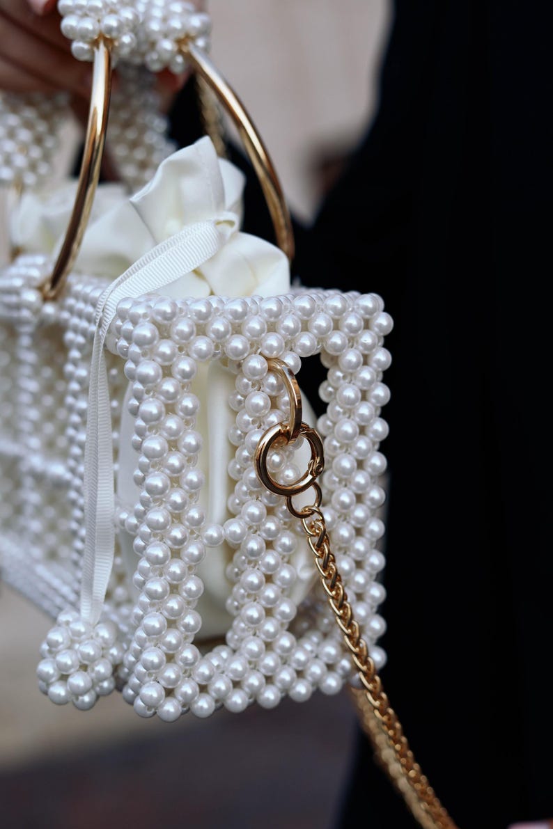 Sac à main mariée en perles ivoire, anse nacre et chaîne dorée