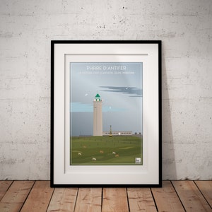 Puede incluir: Una ilustración minimalista del faro de Phare d'Antifer en Francia. El faro es blanco con un techo verde y se encuentra sobre un fondo de cielo azul con nubes blancas. El faro está rodeado de un campo verde con vacas marrones.