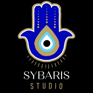 K&ouml;nnte beinhalten: Eine blaue Hamsa-Hand mit goldener Umrandung und einem blauen b&ouml;sen Auge in der Mitte. Die Hamsa-Hand ist von goldenen Strahlen umgeben. Der Text "SYBARIS STUDIO" befindet sich unter der Hamsa-Hand.