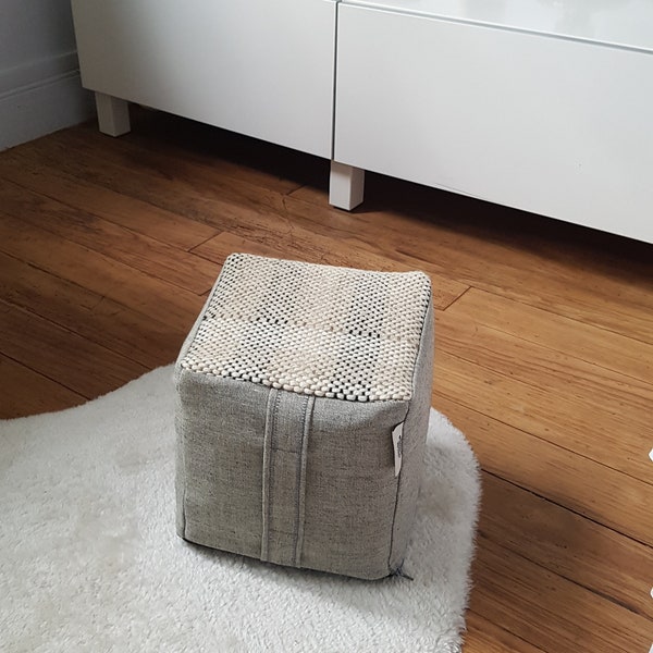 Mini pouf, tissage artisanal et couture upcycling en bâche, un siège déhoussable fait pour les enfants, en laine tissée main unique