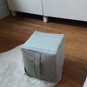 Mini puf, tejido artesanal. Un asiento para niños pero también un divertido regalo para cambiar los cojines.