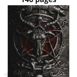 K&ouml;nnte beinhalten: Ein dunkler, strukturierter Buchumschlag mit dem Text "146 Seiten". Der Umschlag zeigt ein zentrales rotes Pentagramm-Design mit einer ziegenartigen Figur, umgeben von komplizierten, gepr&auml;gten Details und einem Totenkopf am unteren Rand. Die Gesamt&auml;sthetik ist gotisch und okkult.