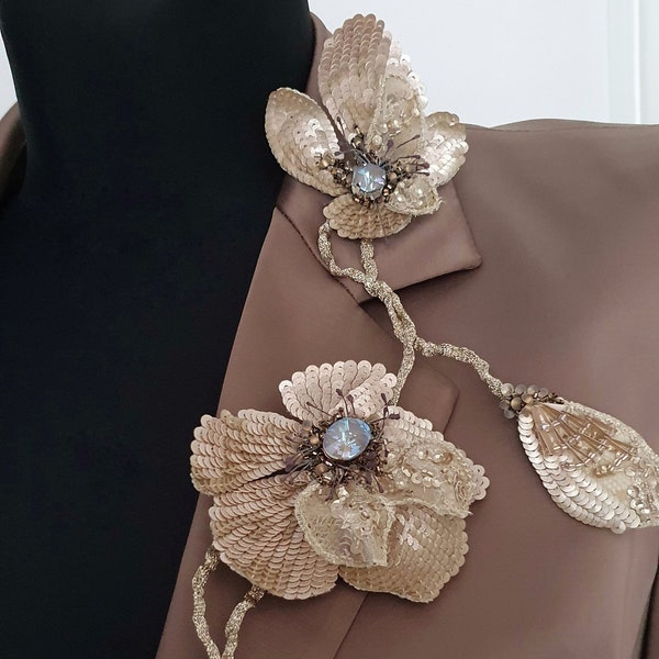 Fiore di magnolia, spilla di fiori, spilla oversize beige, spilla ricamata, gioielli beige, ornamento del collo, gioielli personalizzati, regalo per lei