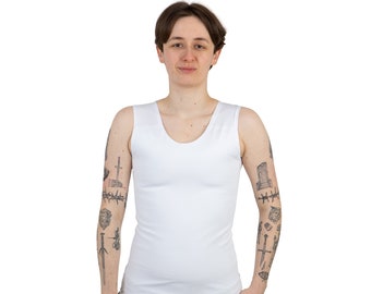 Könnte beinhalten: Ein weißes ärmelloses Unterhemd mit einem U-Boot-Ausschnitt. Die Person, die das Unterhemd trägt, hat mehrere Tattoos auf den Armen.