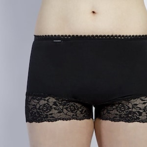 Puede incluir: Ropa interior negra con ribete de encaje. La ropa interior tiene una cintura ancha y un ajuste cómodo.