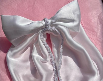 Beautiful royal luxury bridal bow with a touch of sparkle!! very elegant,Hen party