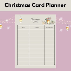Puede incluir: Un planificador de tarjetas de Navidad imprimible con un fondo beige y un borde decorativo con una ilustración de acuarela de una linterna, vegetación y bayas. El planificador tiene columnas para el nombre, la dirección y la fecha de envío.