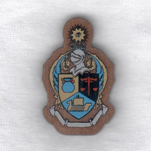 May include: A wooden crest with a shield featuring a blue ship, a gold bag, and a black scale. The crest is surrounded by a gold frame with a crown and a star with an eye at the top.