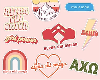 Może przedstawiać: Zestaw 10 naklejek z motywem siostrzanego stowarzyszenia Alpha Chi Omega. Naklejki są w różnych stylach, w tym tęcza, serce, błyskawica, gest dłoni i scena górska. Naklejki są w kolorze różowym, czerwonym, zielonym i żółtym.