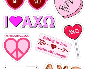 Może przedstawiać: Arkusz naklejek z różnymi wzorami związanymi z siostrzaną organizacją Alpha Chi Omega. Naklejki zawierają serca, znaki pokoju i litery organizacji w różnych czcionkach i kolorach. Tekst "Alpha Chi Omega Love Sticker Sheet" znajduje się na dole arkusza.