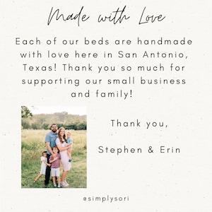 K&ouml;nnte beinhalten: Cremefarbener Hintergrund mit dem Text "Made with Love". Der Text beschreibt handgefertigte Betten aus San Antonio, Texas. Ein Familienfoto ist enthalten, mit den Namen Stephen & Erin und dem Instagram-Handle @simplysori.