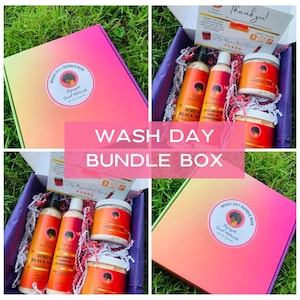 Puede incluir: Una caja rosa y naranja con el texto "Wash Day Bundle Box" y las palabras "Royale Sweet Naturals" impresas en ella. La caja contiene cuatro productos para el cuidado del cabello: una botella de "African Black Soap", una botella de "Aloe Moisture Leave-In Conditioner", un tarro de "Manuka Honey Deep Conditioner" y un tarro de "Wood Charcoal Deep Conditioner".