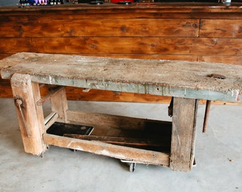 Vecchio banco da lavoro in legno