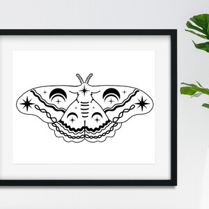 Puede incluir: Ilustraci&oacute;n en blanco y negro de l&iacute;nea de arte de una polilla con detalles celestiales, incluyendo estrellas, lunas y l&iacute;neas onduladas. La polilla est&aacute; centrada en un fondo blanco.