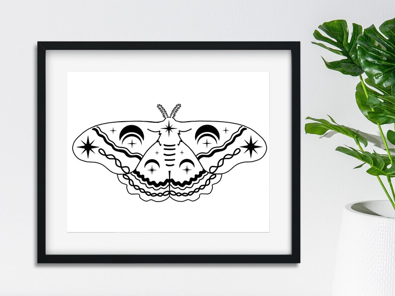 Puede incluir: Ilustraci&oacute;n en blanco y negro de l&iacute;nea de arte de una polilla con detalles celestiales, incluyendo estrellas, lunas y l&iacute;neas onduladas. La polilla est&aacute; centrada en un fondo blanco.