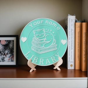 Gepersonaliseerd bibliotheekbord - op maat gemaakt boekdecor met standaard, kleurrijk boekenplankbord voor boekenhoek, perfect cadeau voor boekenliefhebber met gratis cadeaubon