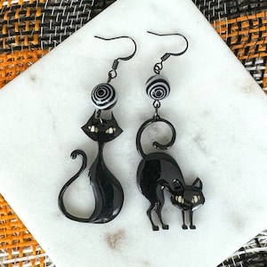 Spooky Black Cat Halloween Earrings with Hypnotic Black and White Beads, Black Cat Halloween Earrings, Gothic Earrings, Witchy Earrings