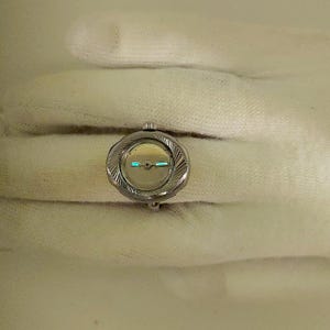 Vintage silverfärgad spegelurtavla (2 lysande visare) ringklocka från migi (osignerad) works