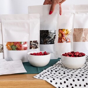 Buste stand up in carta kraft bianca Doypack da 50 pezzi con finestra, chiusura con zip, impermeabile, termosaldabile