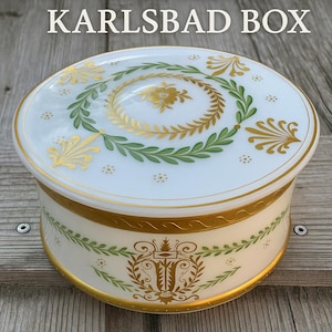 Antique Moser Glass Box – Hand-Painted Opaline with Gold & Laurel Leaves – Karlsbad ca. 1880–1900