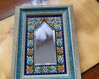 Espelho espanhol requintado "Cuerda Seca" 14 x 20 cm em moldura de esmalte pintada à mão