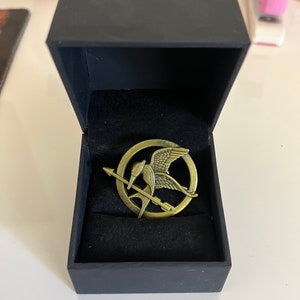 Hunger games mockingjay symbol enamel pin