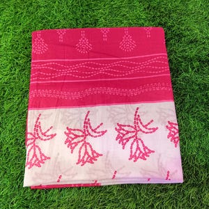 Peut inclure: Un tissu en coton rose et blanc avec un motif floral. Le tissu a un motif ray&eacute; rose et blanc en haut et un motif floral en bas.