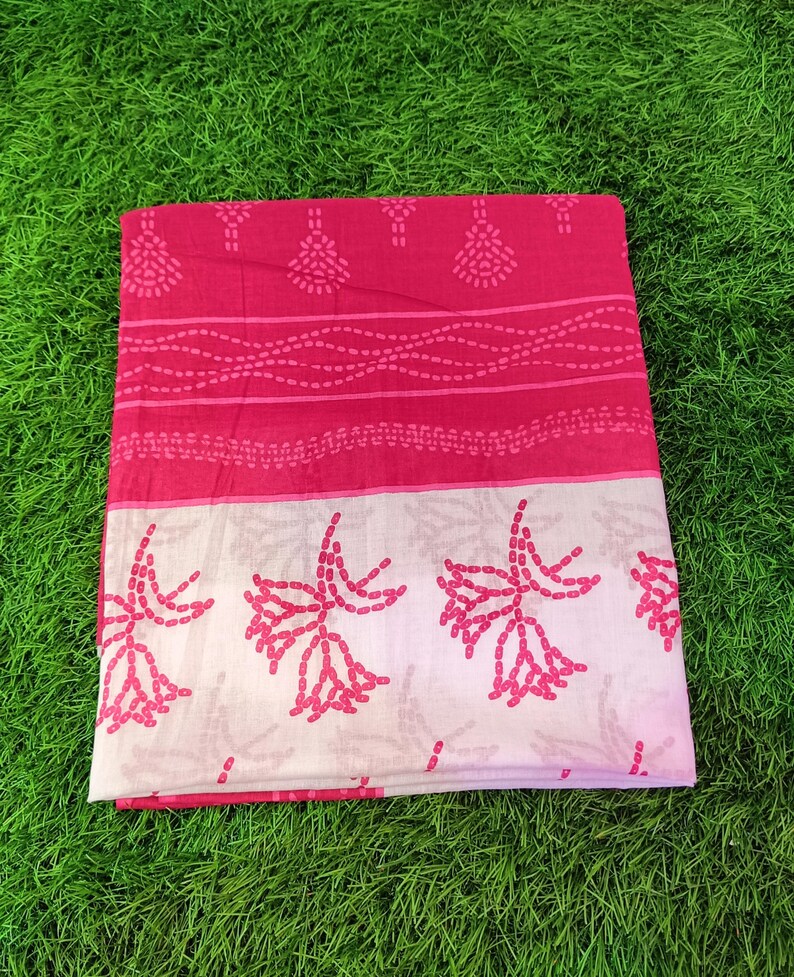 Peut inclure: Un tissu en coton rose et blanc avec un motif floral. Le tissu a un motif ray&eacute; rose et blanc en haut et un motif floral en bas.