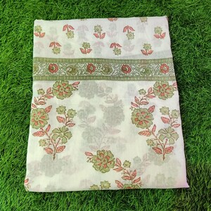 Peut inclure: Tissu en coton blanc avec un imprim&eacute; floral dans les tons de vert et de rose. Le tissu a une bordure avec un motif r&eacute;p&eacute;titif.