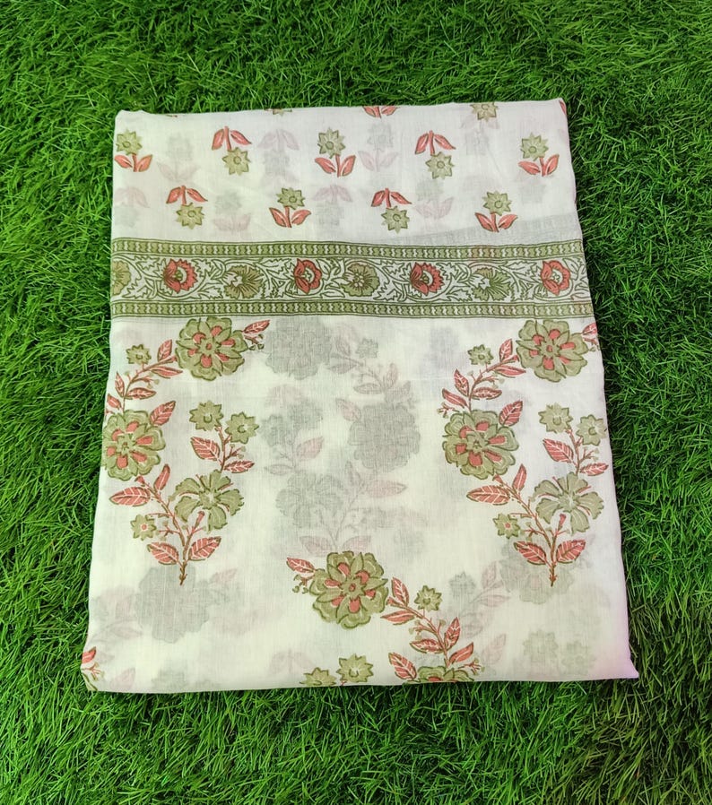 Peut inclure: Tissu en coton blanc avec un imprim&eacute; floral dans les tons de vert et de rose. Le tissu a une bordure avec un motif r&eacute;p&eacute;titif.