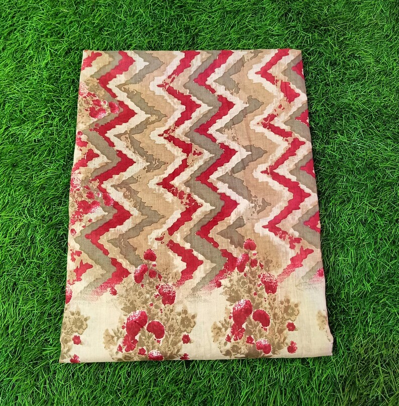 Peut inclure: Un tissu beige avec un motif chevron rouge et brun. Le tissu a &eacute;galement un imprim&eacute; floral avec des fleurs rouges.