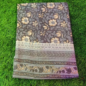 Peut inclure: Un tissu en coton gris et blanc avec un imprim&eacute; floral. Le tissu a une bordure avec un motif g&eacute;om&eacute;trique.