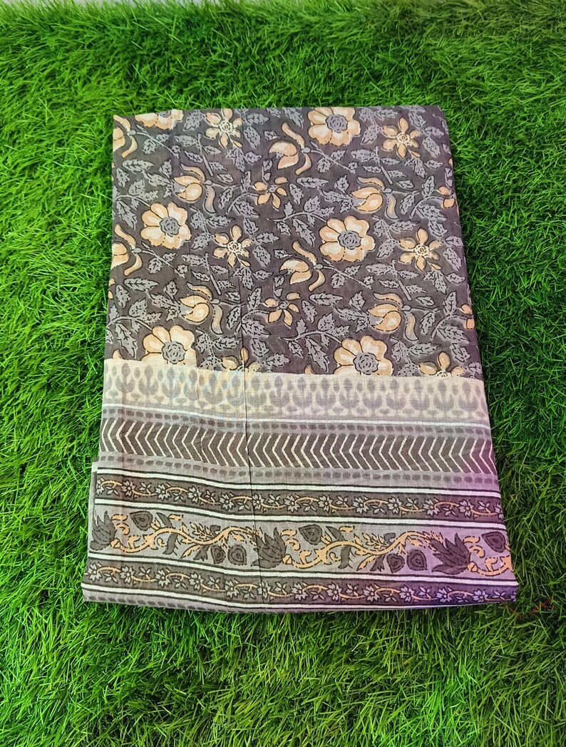 Peut inclure: Un tissu en coton gris et blanc avec un imprim&eacute; floral. Le tissu a une bordure avec un motif g&eacute;om&eacute;trique.