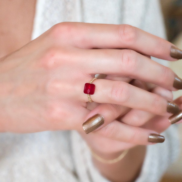 Bague IRIS cristal rouge - Perles Gold filled, cristal haut de gamme et pierre naturelle