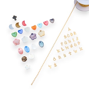 Collar WALLIS para personalizar - Cadena bañada en oro, colgante de nácar y letra de su elección