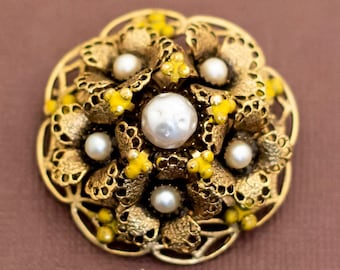 Vintage Superstar Queen Gold Tone Brooch - U16